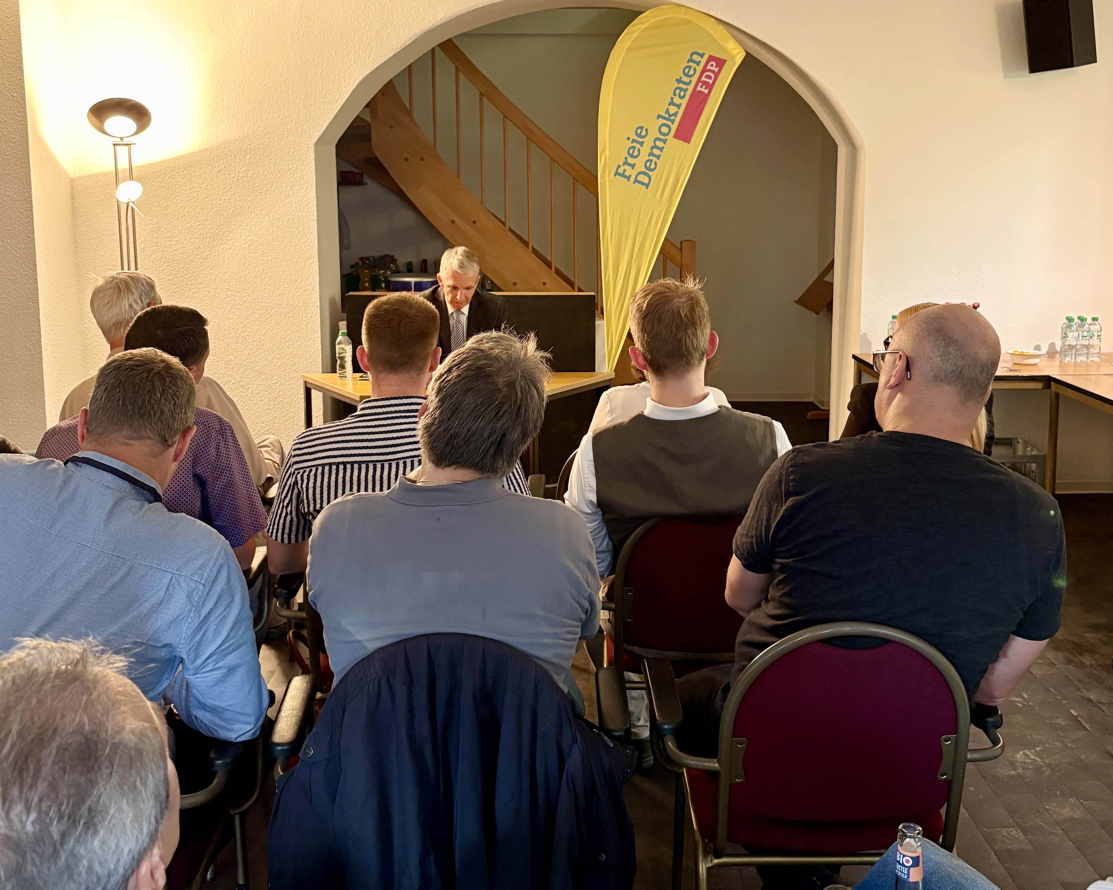 Gerhard Papke und Publikum mit Mitgliedern des Landesverbandes der FDP Mecklenburg-Vorpommern.