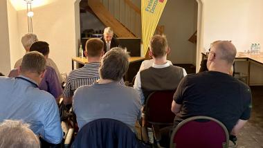 Gerhard Papke und Publikum mit Mitgliedern des Landesverbandes der FDP Mecklenburg-Vorpommern.